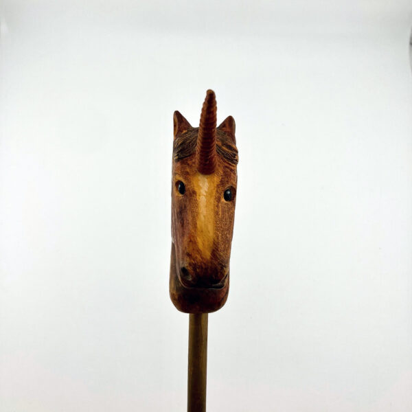 Pique à cheveux Licorne sculptée à la main – Image 5