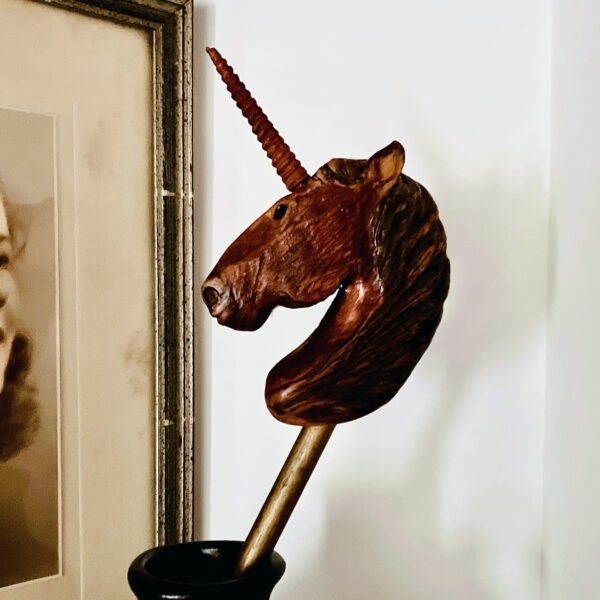 Pique à cheveux Licorne sculptée à la main – Image 4