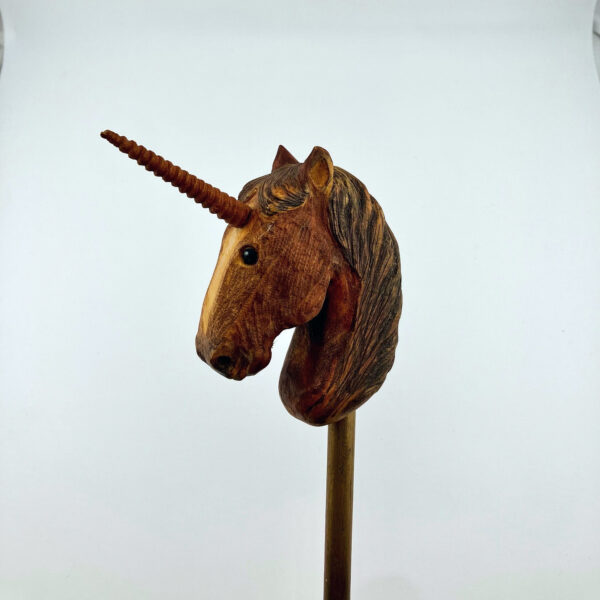 Pique à cheveux Licorne sculptée à la main – Image 3