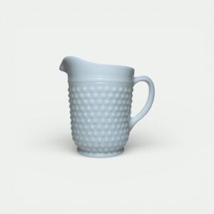 Pichet vintage en verre opale Hobnail